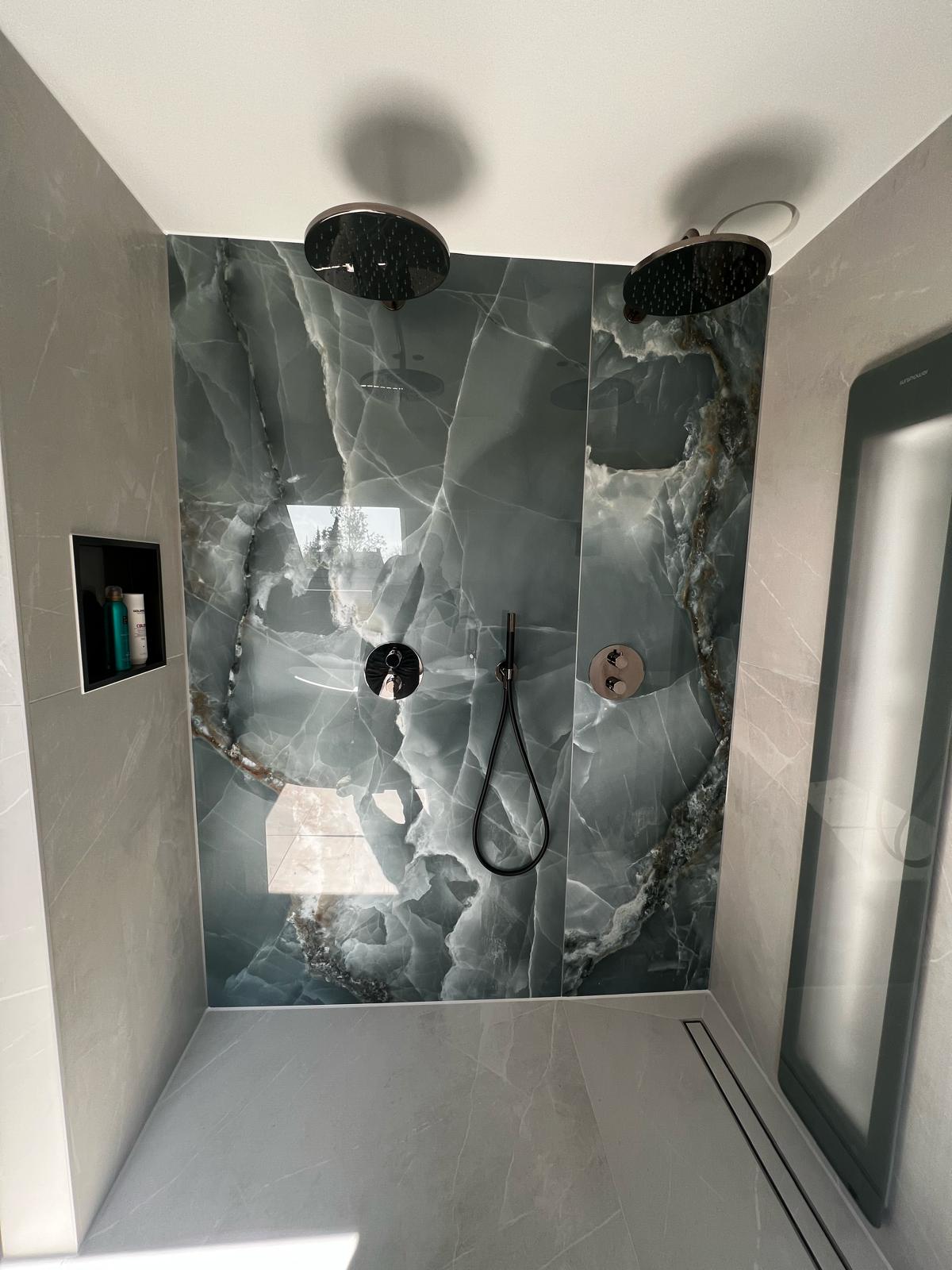 Inloopdouche met groene onyx-look slabs