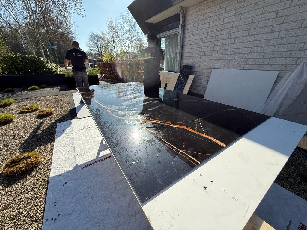 Grootformaat keramische slab geplaatst in een woning in Drenthe